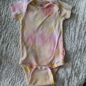 Gerber Short Sleeved Onsie Tie Dyed Yellow Orange Size 24m